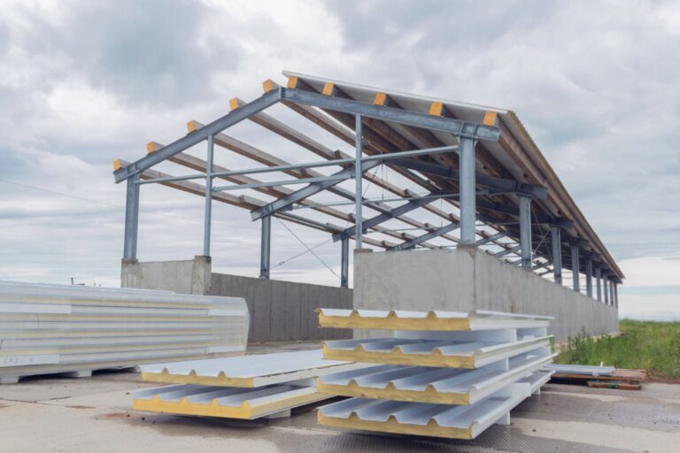 ما هي Sandwich Panels؟ الحل الحديث للبناء السريع والعزل المثالي